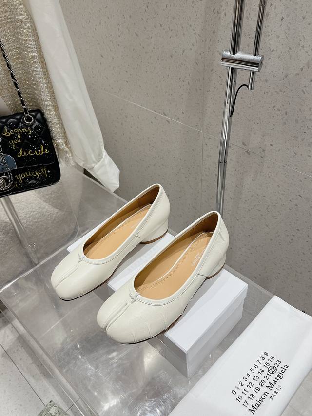 Maison Margiela｜马吉拉mm6 24Ss初夏新品皱褶分趾芭蕾舞鞋 时髦精必入 太太太百搭啦 夏天搭配各种凹造型必备 非常出片！ 定制混种小羊皮水染