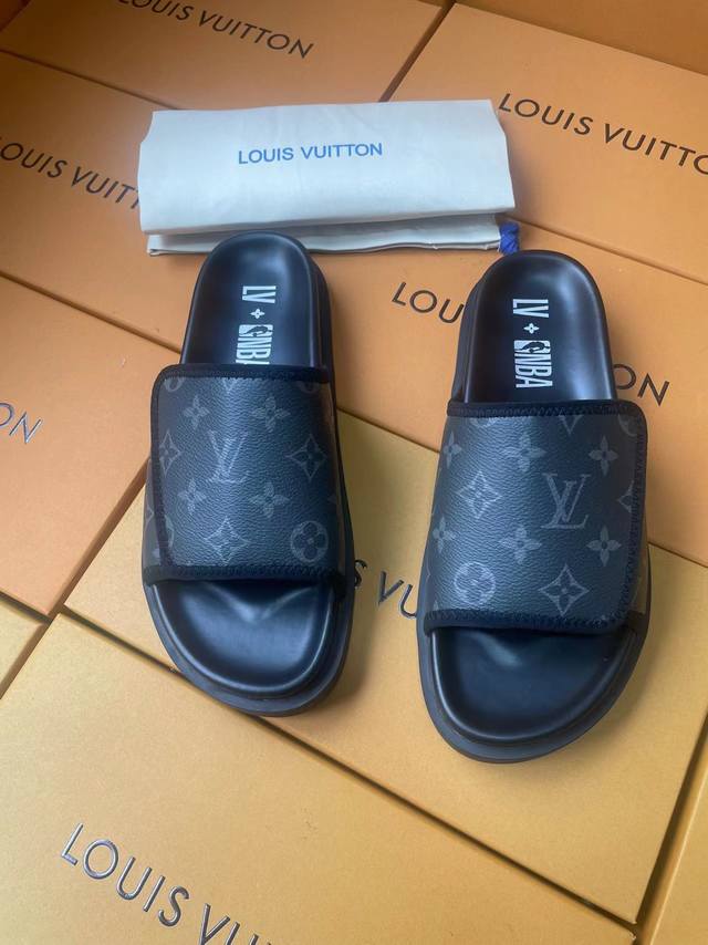 Loui* Vuitto* 顶级原单 Size：38-44 45定制 Th 路易威登~奢品拖鞋顶级代购 Lv男士春夏拖鞋专柜同步 鞋面意大利进口牛皮面料，标志图