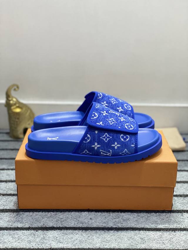 Loui* Vuitto* 顶级原单 实价 Size：38-44 45定制 Th 路易威登~奢品拖鞋，路易威登新款拖鞋火爆上市，凹凸花型看上去很软糯超级百搭。鞋