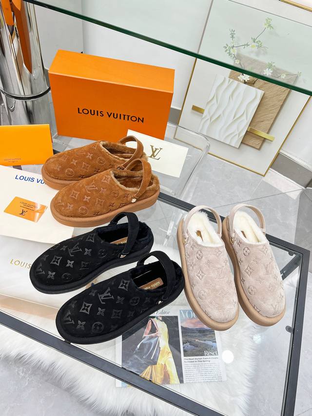 Louisvuitt On Fw24 New Arrival～ L V Aspen 水台拖鞋 L家2024勃肯毛拖鞋新品 经典monogram老花压印麂皮鞋面，