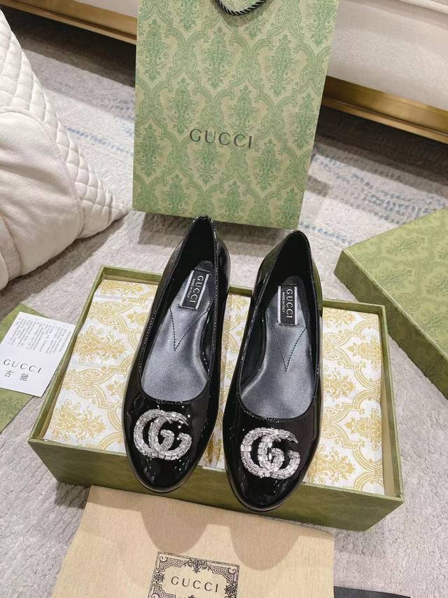 出价 原版级 Gucci 经典春款单鞋 经典必须精品水晶钻双g扣 新款 最新爆款 2024官方同步出新 代购级别！Gucci 高版本单鞋上脚特别的秀气！原版套楦