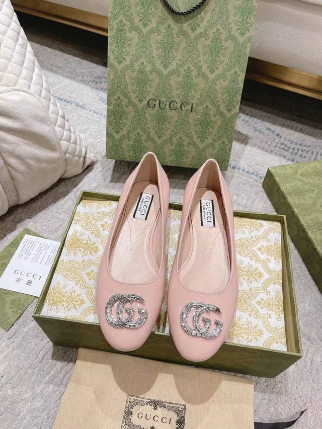 出价 原版级 Gucci 经典春款单鞋 经典必须精品水晶钻双g扣 新款 最新爆款 2024官方同步出新 代购级别！Gucci 高版本单鞋上脚特别的秀气！原版套楦