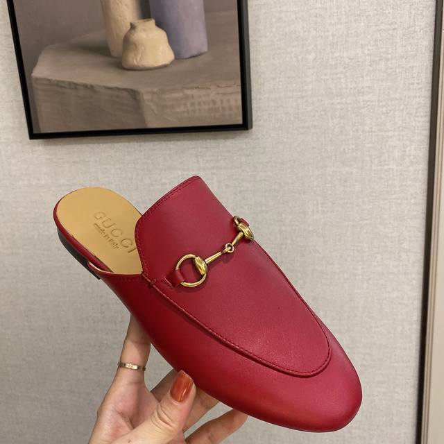 现货热卖中 牛里橡胶底 皮底 +++ Gucci 2024升级经典半拖 全新升级 风靡全球的一款百搭神器 夏天必备。鞋柜里没有一双gucci拖鞋就out啦。明星