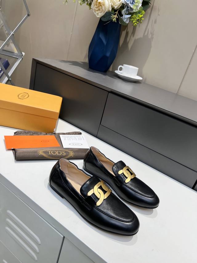 出厂 Tod’S托德斯最新款 刘诗诗同款乐福鞋平底鞋 专柜新品经典双扣英伦风乐福单鞋，款式简洁大气，舒适时尚淑女气质十足乐福鞋懒人休闲必备面料柔软真皮材质，搭载