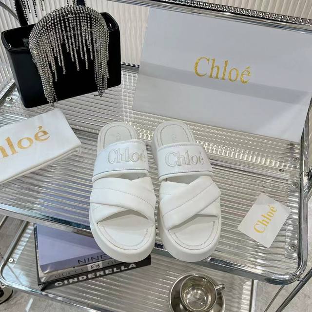 2024 Chloe 克洛伊 拖鞋 ：舒适时尚的选择 颜色选择丰富：黑色、杏色、白色 面料：进口高密丝绸十刺绣 舒适度与时尚感的完美结合，适合休闲时光，既可以搭