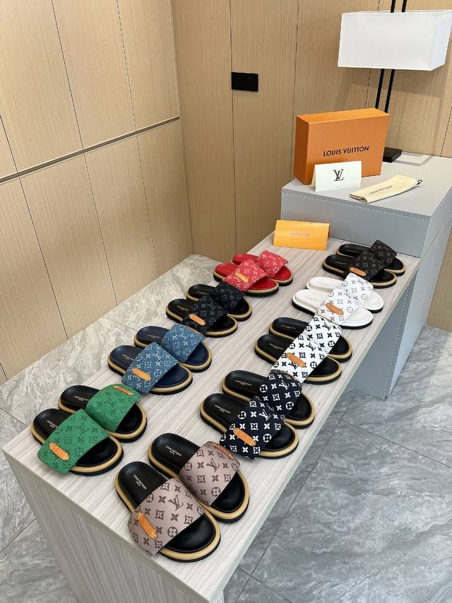 工厂价 Louis Vuitton 路易威登2024 春夏最新爆款魔术贴系列 情侣款厚底拖鞋 代购级别稀品上新 T 鞋面：Lv进口5D打印花布，牛皮内里 大底：