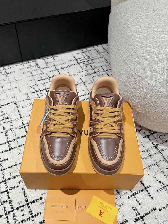 顶级版本 男款 Lv 路易威登l家 Trainer 24 新款 魔术贴 休闲 运动鞋 滑板鞋 Lv Trainer 运动鞋的灵感源自复古篮球鞋，代表 Virgi