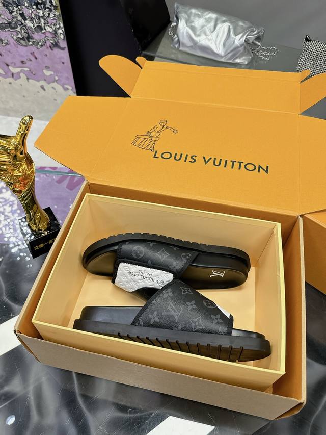 出厂价 男码 Louis Vuitton 官网爆款路易威登 Lv男士拖鞋 专柜同步发售 ！ 意大利进口原版面料 原厂特供原版底 码数：38-44