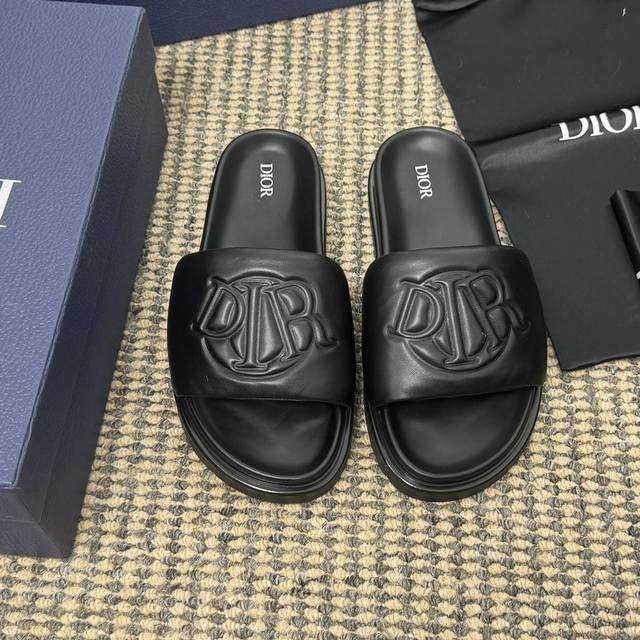 Size:男款39-44 38 45订做不退不换 Dior Aqua这款是迪奥二零二四秋季男装系列新品，优雅的设计彰显休闲风范。全新设计，鞋面采用蓝色绗缝效果牛