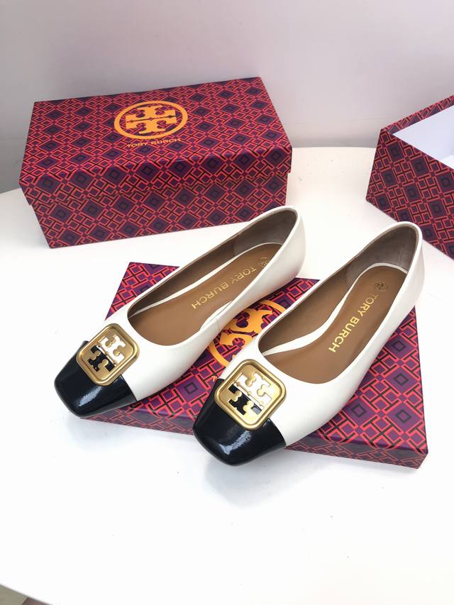 Tory Burch 托里伯奇 方扣平底单鞋 最新独特的品牌logo金属扣点缀鞋面成为吸人眼球的亮点， 一改以往的tb扣饰为方形，与扁方鞋头相互呼应，线条十分利