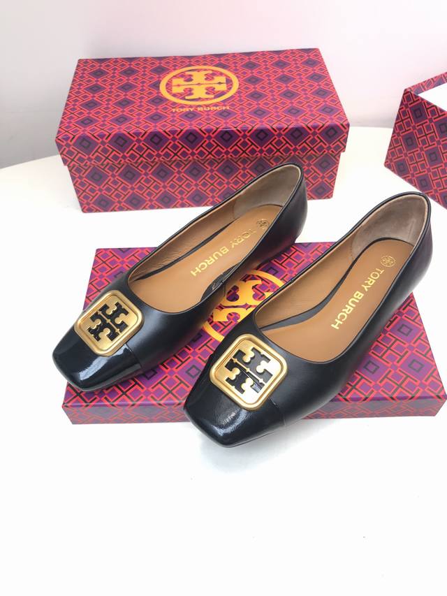 Tory Burch 托里伯奇 方扣平底单鞋 最新独特的品牌logo金属扣点缀鞋面成为吸人眼球的亮点， 一改以往的tb扣饰为方形，与扁方鞋头相互呼应，线条十分利