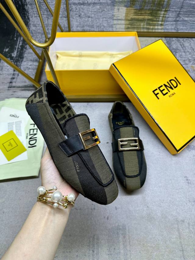 最新fendi 乐福鞋，双色条纹帆布面料，刺绣包边，金色扣件，羊皮垫脚，35-42码，跑量价