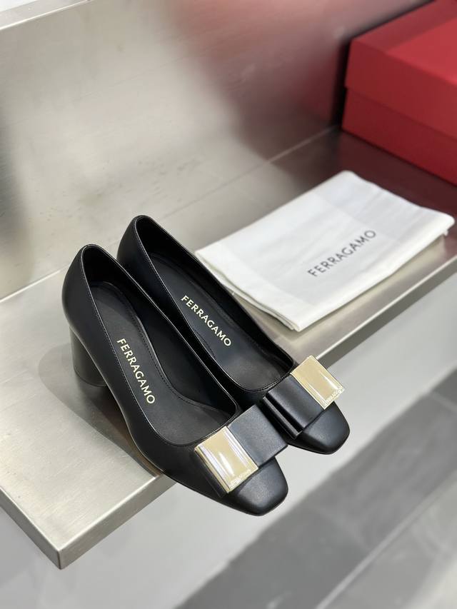 工厂价 Sf Salvatore Ferraga*O 菲拉*慕双蝴蝶结圆柱粗跟高跟鞋 这款柔软纳帕皮高跟鞋采用当季优雅配色。鞋头略呈方形，饰有两枚交叠的蝴蝶结，