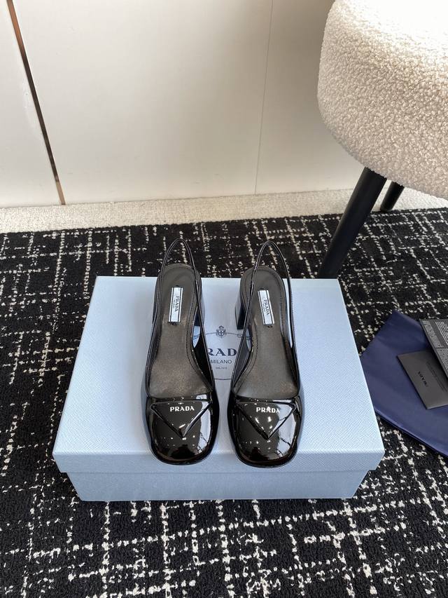 代购级 Prada 凉鞋 单鞋 普拉达春夏新品 顶级版本 实力来袭！Prada Glow限时店很闪亮的单品 玛丽珍单鞋 超级爆系列爆品，各大网红明星乔欣，程潇，