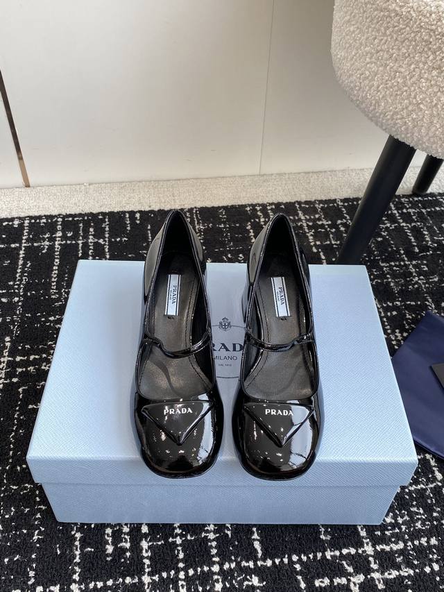 代购级 Prada 凉鞋 单鞋 普拉达春夏新品 顶级版本 实力来袭！Prada Glow限时店很闪亮的单品 玛丽珍单鞋 超级爆系列爆品，各大网红明星乔欣，程潇，