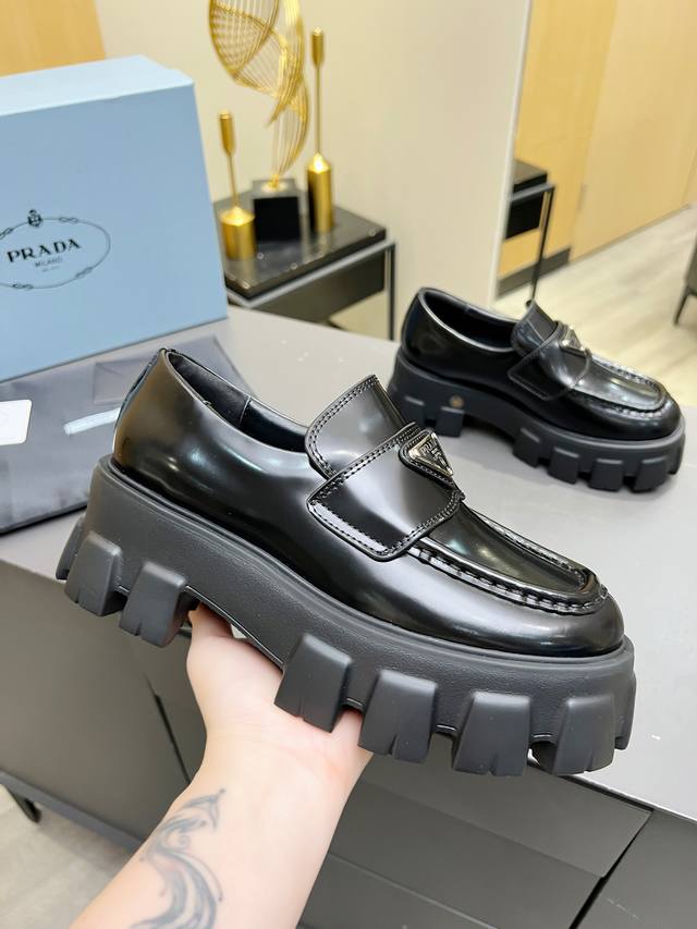 顶级版本普拉达 Prada 2024情侣款 普拉达 Prada 乐福鞋增高小皮鞋火爆登场，原板复制！油边工艺～完美无瑕！采用高级感满满的开边珠小牛皮做鞋面，真正