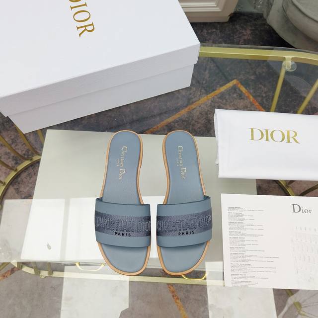 工厂价 迪奥 Dior 2024 春夏新款 Dway 平底一字拖拼色女鞋 Cd字母logo立体刺绣圆柱跟凉鞋 方头粗跟果冻色露趾拖鞋 原版开发市面顶级版本 材质