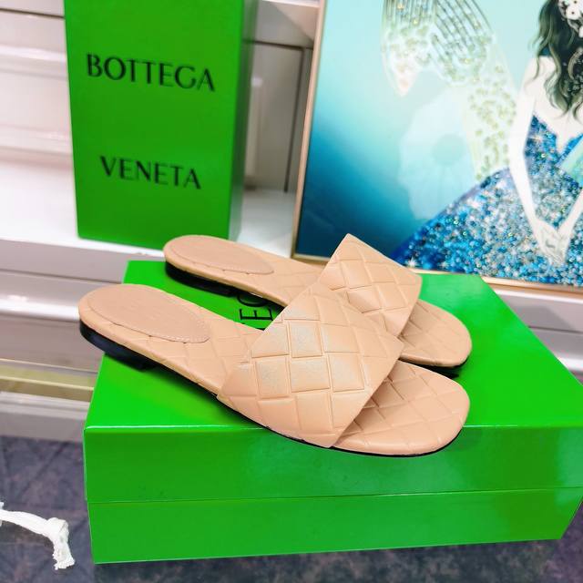 工厂价 顶级高版本 代购品质 原版开发bottega Veneta2024Ss最新款夏季平底凉拖鞋。Bv新款amy抢手菱格压纹穆勒鞋爆款，Ins&小红书巨多网红