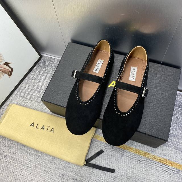 出厂价 顶级版本 Alaia24春夏钻面圆头平底单鞋！最新春夏时装秀新款系列平底芭蕾舞鞋！法国高端一线高定品牌！时尚界最后的手艺人 只忠于展现女性身体曲线的裁剪