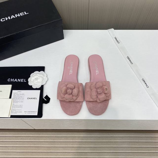 出厂价 Chanel 香奈儿 24Ss 山茶花拖鞋 自留款，真皮底，蝴蝶结的点缀，上脚美到爆，简简单单，夏天必须要有的小凉鞋 对版开发，随便暴走不磨脚，称霸整个