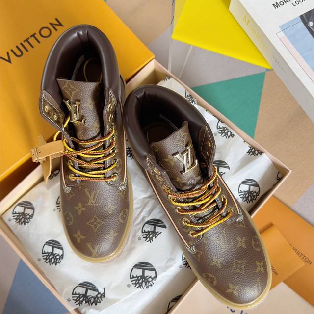 顶级版本：情侣款 Lv X Timberland 添柏岚 联名款 老花 大黄靴 及踝靴 短靴 Lv X Timberland 及踝靴取材 Monogram 压纹