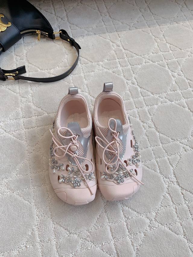 出厂价 Simone Rocha X Crocs 梦幻联名系列洞洞鞋 限定款 上脚真的太美了 重工水钻珍珠点缀 妥妥的公主本命鞋 原版购入开发 顶级品质 尺码3