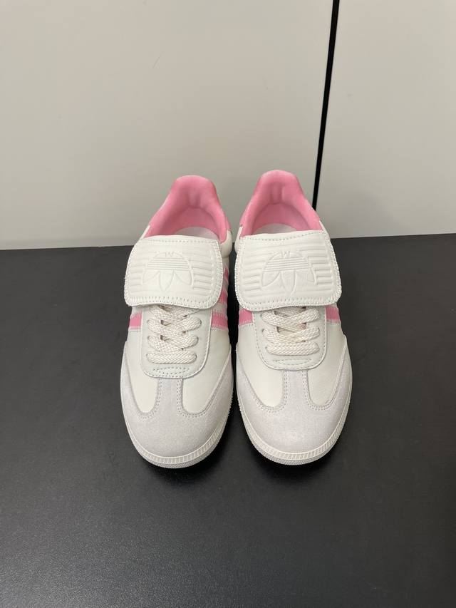 广州货 阿迪达斯 Adidas Humanrace Samba 三叶草长舌版休闲板鞋 鞋款保留原本samba 造型的同时，鞋面材质使用了优质皮革和麂皮打造 鞋舌