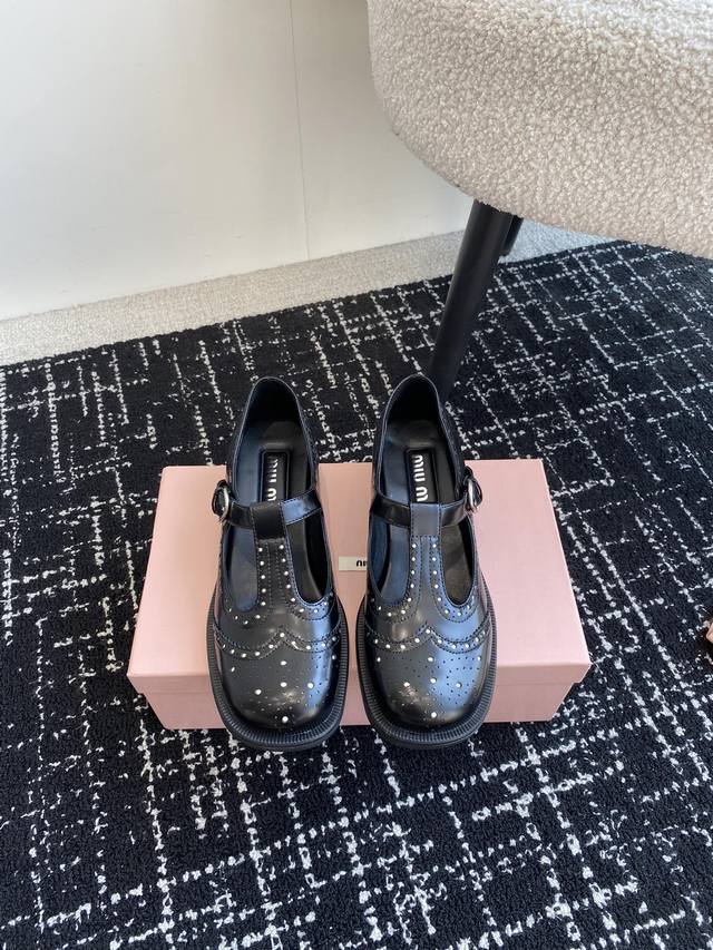 代购级 Miu Miu 缪缪 24Ss 秋冬新款英伦风 玛丽珍 乐福鞋 Miumiu秀场适当“邋遢”擦色工艺独一无二的工艺来自miu Miu系列的细节特写 新季