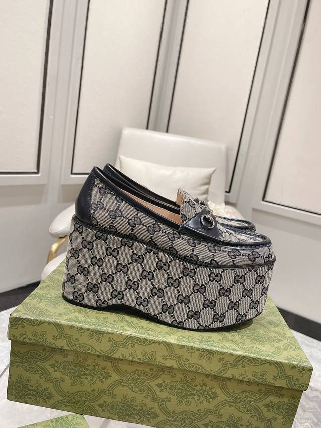 Gucci24Ss 松糕鞋，时尚是轮回 Gucciancra大秀，回溯了贯穿古奇发展历程的一经典， 面料牛皮 里皮，进口混种羊皮 底高10Cm 35-41 40