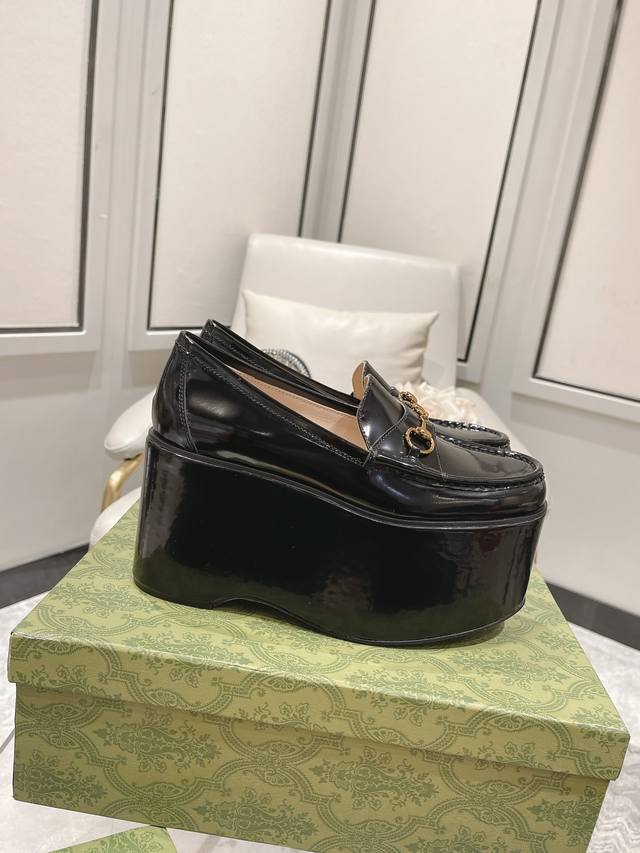 Gucci24Ss 松糕鞋，时尚是轮回 Gucciancra大秀，回溯了贯穿古奇发展历程的一经典， 面料牛皮 里皮，进口混种羊皮 底高10Cm 35-41 40