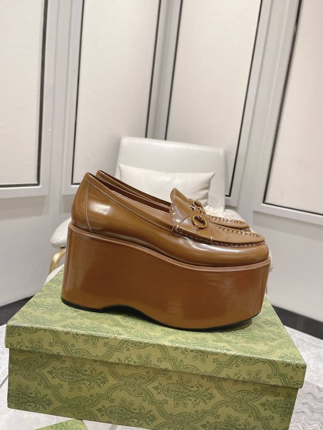 Gucci24Ss 松糕鞋，时尚是轮回 Gucciancra大秀，回溯了贯穿古奇发展历程的一经典， 面料牛皮 里皮，进口混种羊皮 底高10Cm 35-41 40