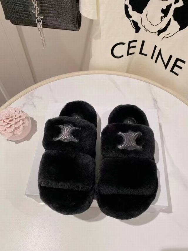 Celine 塞琳 2024 秋冬新品羊毛拖鞋 这一季的赛琳又让我重新爱了它一次！ 这季节美鞋太多这款毛拖 真的是让我无法自拔真太可爱了～ 毛茸茸的羊毛是选用欧