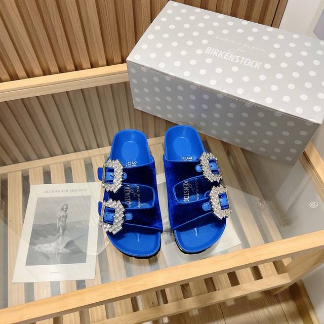 Birkenstock X Manolo Blahnik 联名款，法国巴黎birkenstock 与传奇鞋履设计大师 Manolo Blahnik 推出联名系列