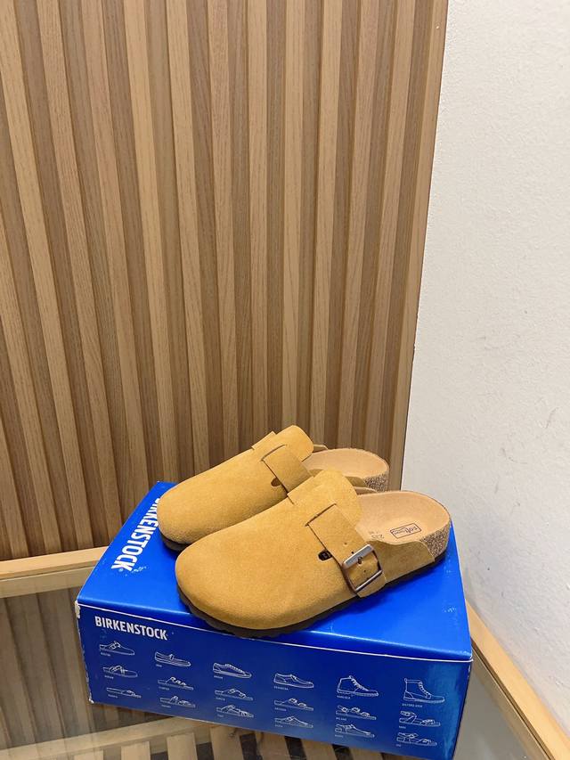 Birkenstock 勃肯经典半拖 经典的包头半拖，一年四季都可以轻松穿着。鞋面由磨砂皮 羊毛毡革制作，营造出自然、质朴的外观。 鞋面：麂皮 羊毛毡 鞋底：软