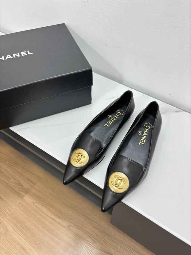 顶级版本 Chanel 24C春夏新品 复古尖头高跟平底单鞋系列 这一季系列真的超美 大爆款 香奶奶家一贯的优雅名媛气质 高级感十足！上脚非常nice～加上经典