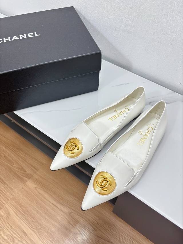 顶级版本 Chanel 24C春夏新品 复古尖头高跟平底单鞋系列 这一季系列真的超美 大爆款 香奶奶家一贯的优雅名媛气质 高级感十足！上脚非常nice～加上经典