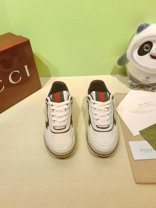 顶级版本 情侣款 Gucci 新款低帮休闲鞋运动鞋板鞋 Re-Web是由品牌创意总监sabato De Sarno倾心设计的首个运动鞋系列，以现代版型大胆演绎g