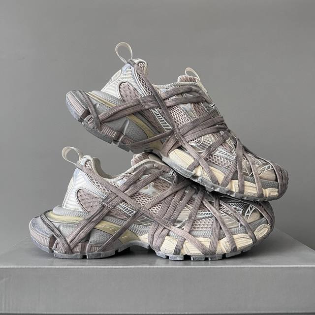 纯原版本balenciaga Phantom Sneaker 巴黎世家全新做旧十代米金绑带潮流跑鞋 在延续 Track Trainer 户外轮廓和复杂鞋面结构的