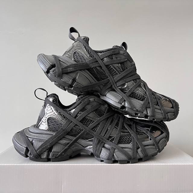 纯原版本balenciaga Phantom Sneaker 巴黎世家全新做旧十代绑带潮流跑鞋 在延续 Track Trainer 户外轮廓和复杂鞋面结构的同时