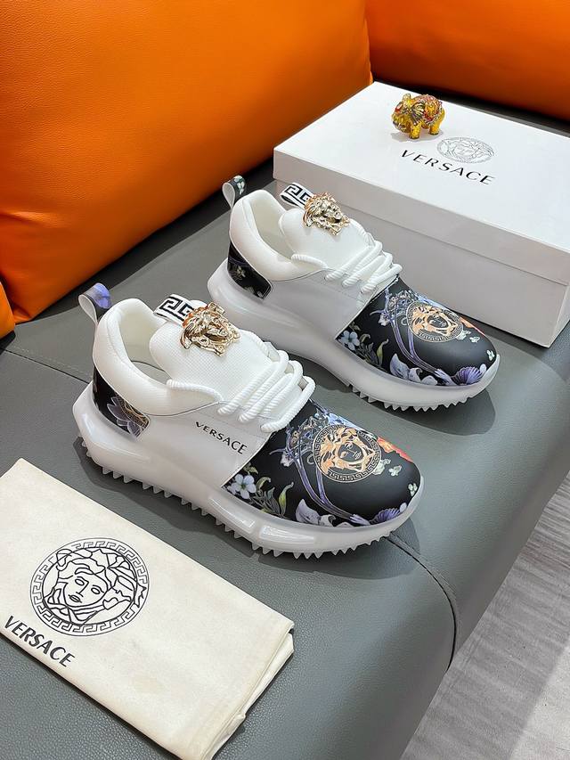 商品名称：Versace 范思哲 正规码数 38-44 休闲鞋 商品材料：精选 牛皮鞋面，柔软羊皮内里；原厂大底。