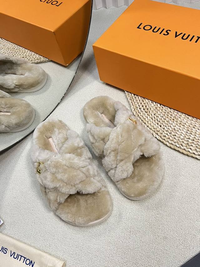 Lv 路易威登 24 新款 毛拖 高品质闭眼入！弹力羊皮踩上去更加柔软舒服，采用进口皮毛一体羊羔毛 内里皮里 金色五金扣 原版高密度发泡底 Size:# 35-