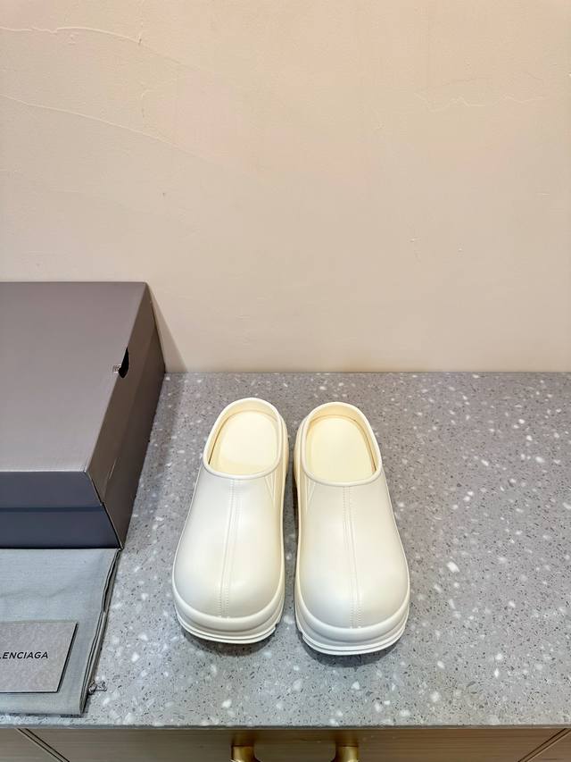 Balenciaga 24Ss 秋冬季 新款 一脚蹬 大头鞋 顶级版本原版开发 极致轻量化！众多国内外一线潮流明星上脚加持！ 时髦又兼具舒适感，上脚还很显白！夏