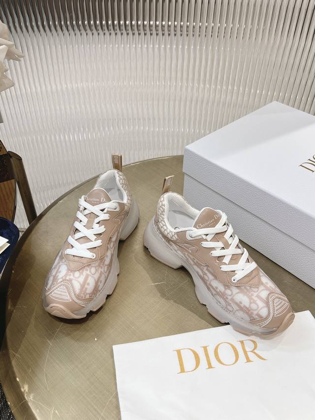 Dior 24K 顶级版本 新配色 D家 Vibe运动鞋是ss22春夏发布秀标志性款式，融入d家高定精神诠释经典跑鞋！ 透明胶片与网眼织物和金银色皮革的搭配，打