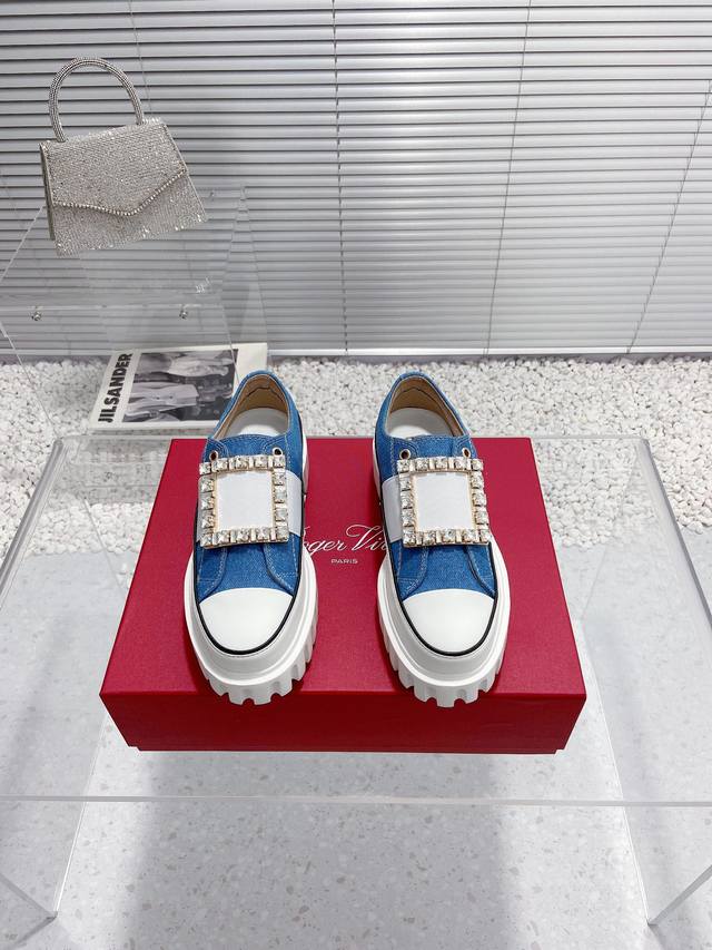 顶级版本roger Vivier24新款rv轻质厚底方钻扣帆布鞋高帮鞋 发泡材质饼干底，轻盈时尚又增高 帆布面料搭水钻方扣，简单高级 Size：35-40 40