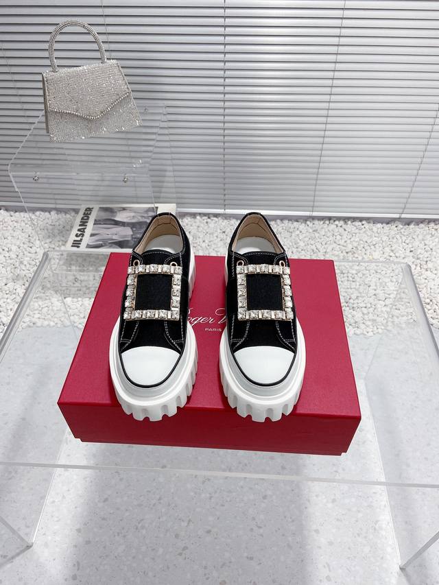 顶级版本roger Vivier24新款rv轻质厚底方钻扣帆布鞋高帮鞋 发泡材质饼干底，轻盈时尚又增高 帆布面料搭水钻方扣，简单高级 Size：35-40 40