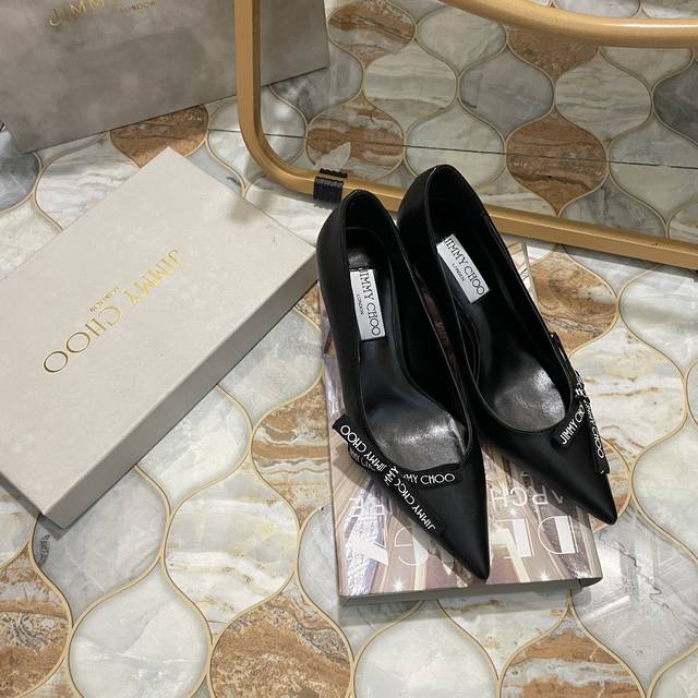 橙子出厂价 Jimmychoo 新品 Jc蝴蝶结高跟鞋 细跟单鞋 颜色：黑色、米白色 跟高：7Cm 码数：35-39 可定制34.40.41