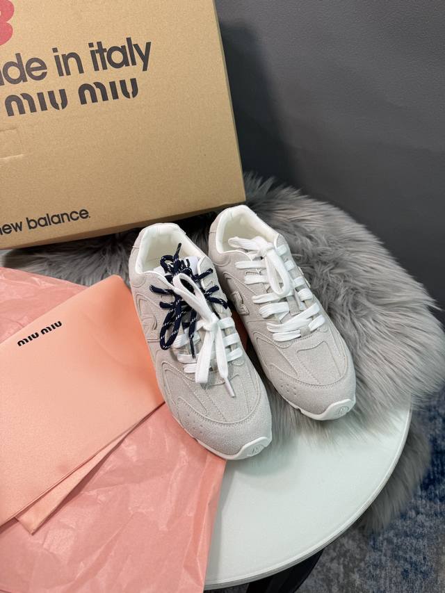 橙子出厂价 ，男码+10 Miu Miu New Balance 重磅联名款 Nb复古休闲运动鞋 德训鞋阿甘鞋 情侣款 低帮经典复古休闲运动慢跑鞋。复古做旧破碎