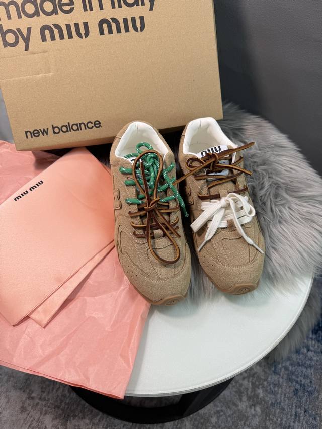 橙子出厂价 ，男码+10 Miu Miu New Balance 重磅联名款 Nb复古休闲运动鞋 德训鞋阿甘鞋 情侣款 低帮经典复古休闲运动慢跑鞋。复古做旧破碎