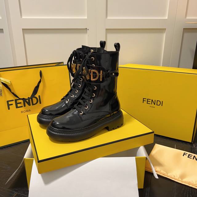 橙子出厂价 Fendi 芬迪 秋冬新款 Graphy系列走鞋款马丁靴 字母系带中筒靴 机车造型时尚前卫，上脚非常舒适。超纤牛皮面料，搭配金色fendi金属配饰，