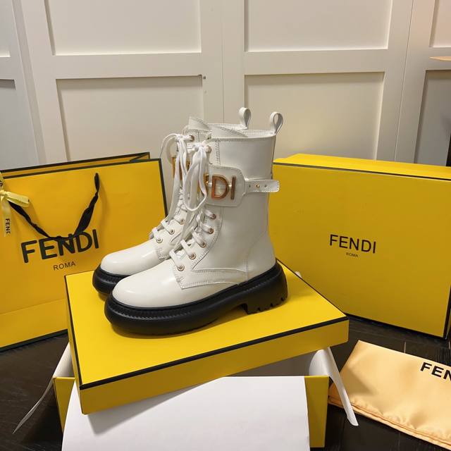 橙子出厂价 Fendi 芬迪 秋冬新款 Graphy系列走鞋款马丁靴 字母系带中筒靴 机车造型时尚前卫，上脚非常舒适。超纤牛皮面料，搭配金色fendi金属配饰，